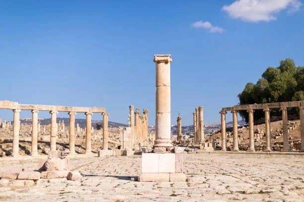 Bringing History to Life: Reenactments and Role-Playing on Student Tours