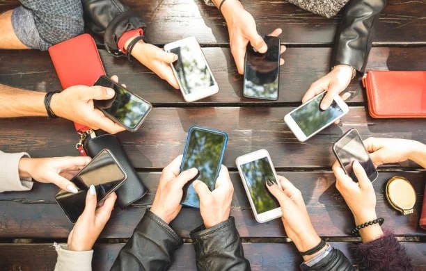 Staying Connected Abroad: Essential Communication Tips for Group Travel with Students
