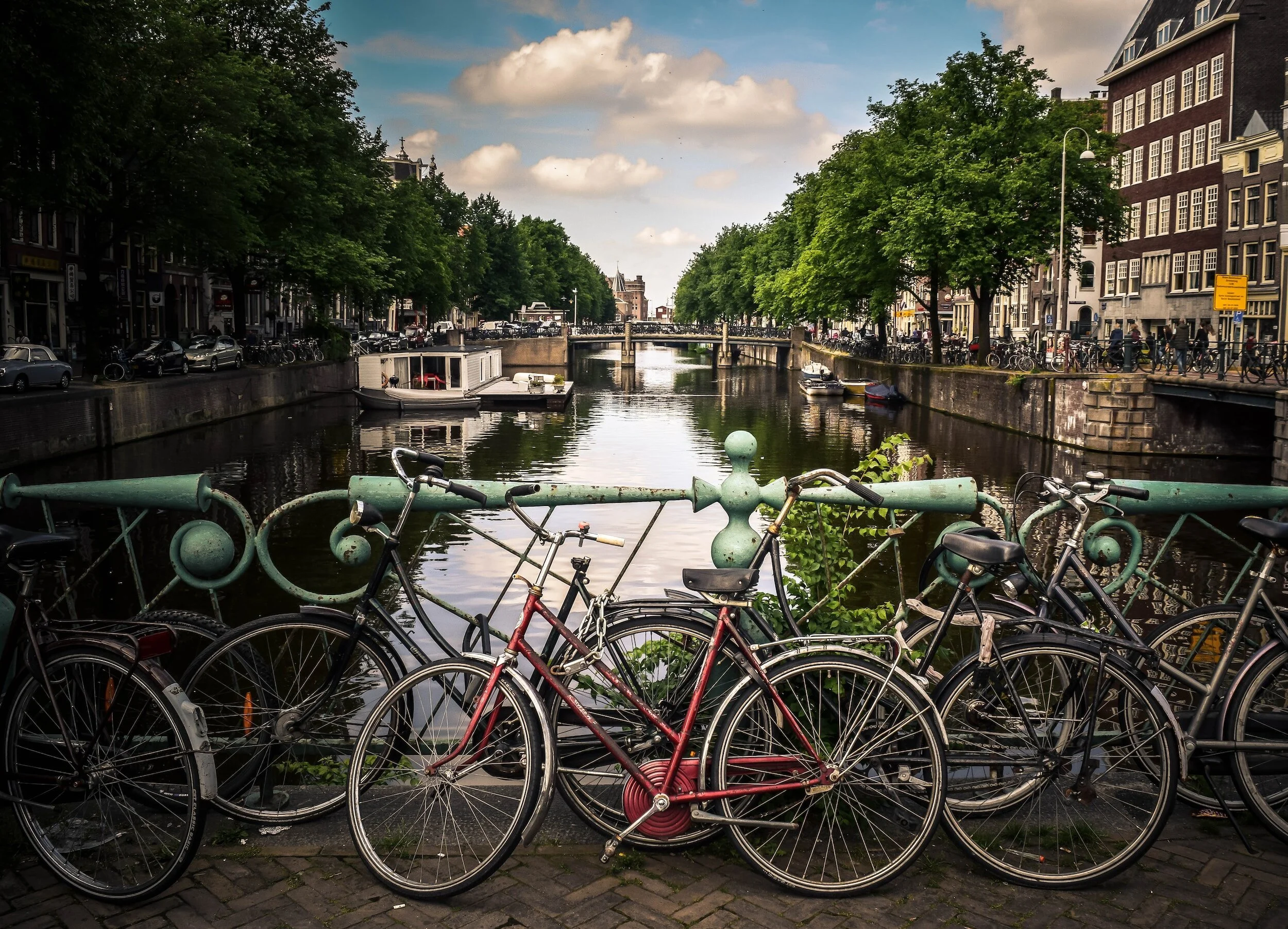 Student's Guide to Discovering Amsterdam with Passports